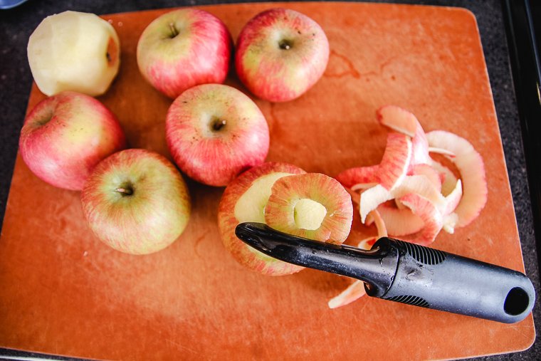 how to peel apples with a vegetable peeler